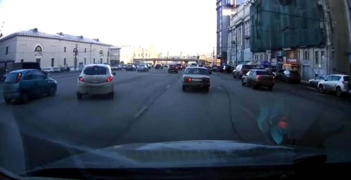 VIDEO INCREDIBIL Cum a parcat şoferiţa asta întrece orice imaginaţie! Tare sau nu?