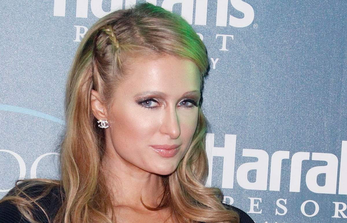 E multimilionară, dar s-a făcut de râs pe covorul roşu! Ce a păţit Paris Hilton când toţi ochii erau aţintiţi asupra ei