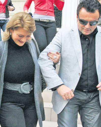 Încurajată de zvonul că artistul s-a despărţit de Marciuc, Corina, fosta nevastă lui Adrian Enache iese la rampă: „El nu a plecat niciodată de acasă cu adevărat! Toate hainele lui sunt la mine!”