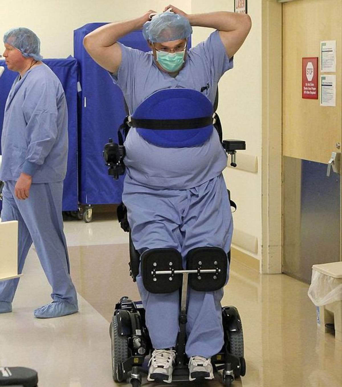VIDEO IMPRESIONANT Un medic paralizat continuă să salveze vieţi! Uite-l cum operează, legat stâns de scaunul cu rotile