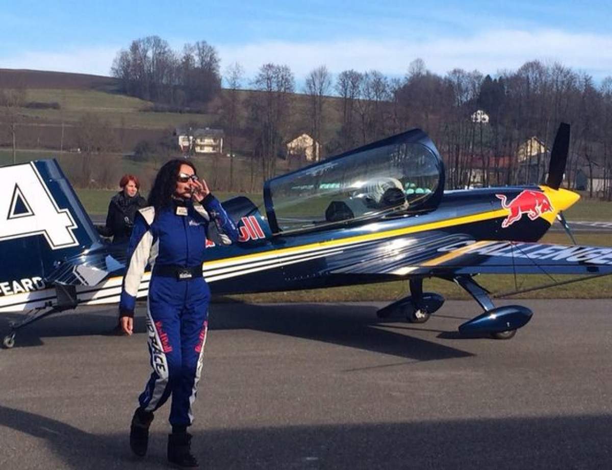 FOTO A făcut-o şi p-asta! Mihaela Rădulescu a zburat cu un avion de acrobaţii: "Mamă, am mers cu capu'-n jos!"
