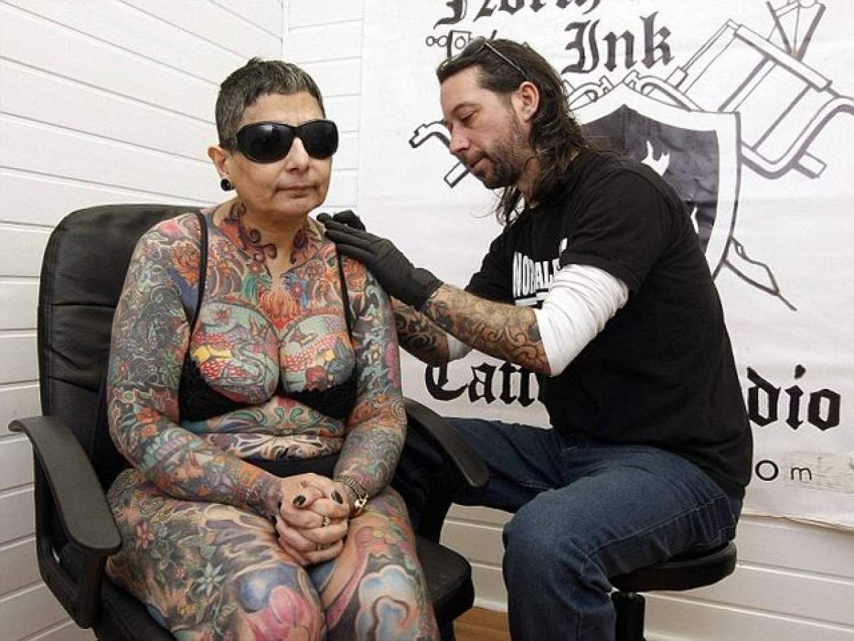 S-a lăsat tatuată 416 ore, dar nu o să vadă niciodată cum arată! Motivul pentru care această femeie şi-a acoperit trupul cu desene