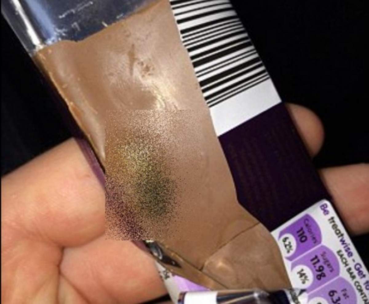 Un tânăr a făcut o descoperire ŞOCANTĂ într-un baton de ciocolată. Nu se ştie cum a ajuns acolo