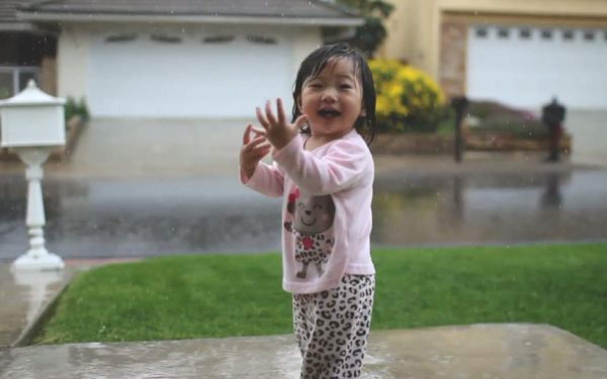 VIDEO ADORABIL Reacţia haioasă a unei fetiţe care simte ploaia pentru prima dată