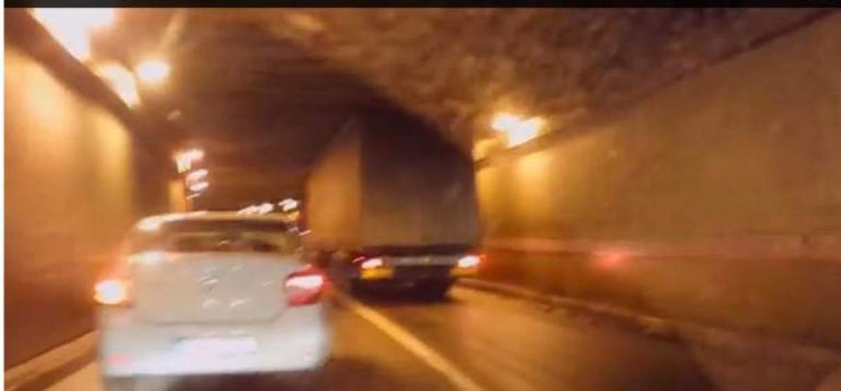 VIDEO La asta chiar nu te aşteptai! Un tir a rămas înţepenit în Pasajul Unirii