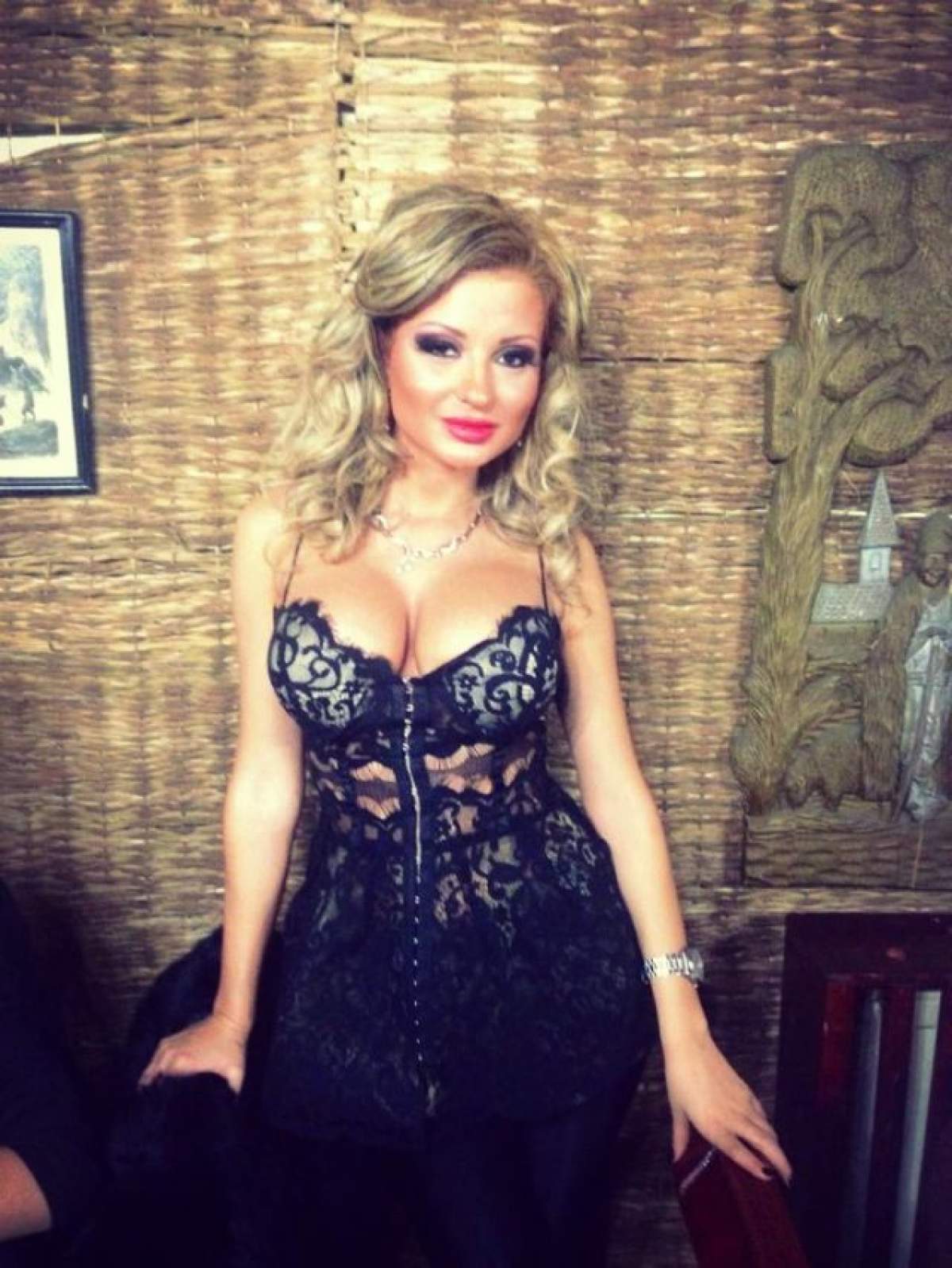 Denisa Biţă a încins internetul. Sumar îmbrăcată şi cu sânii pe afară, blondina a făcut ravagii cu poza asta