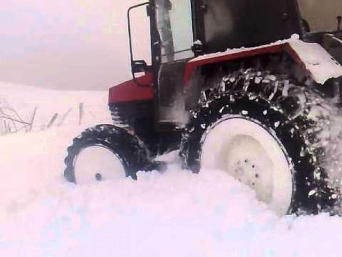 VIDEO Distracţie inedită pe timp de iarnă! Drifturi cu tractorul în zăpadă