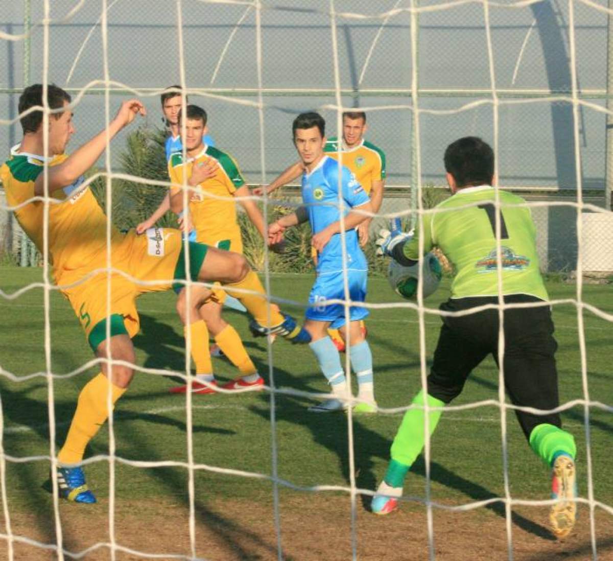 VIDEO Terenul de fotbal s-a transformat în ring de box! Amicalul Concordia Chianjna-Zimbru Chişinău s-a terminat cu o bătaie ca-n filme