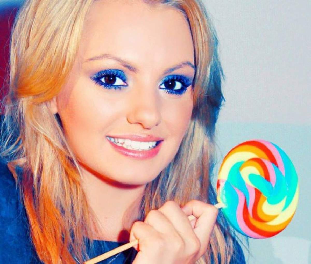 Uite-o pe Alexandra Stan crăcănată şi în extaz, pe podea! Poza asta a stârnit sute de comentarii