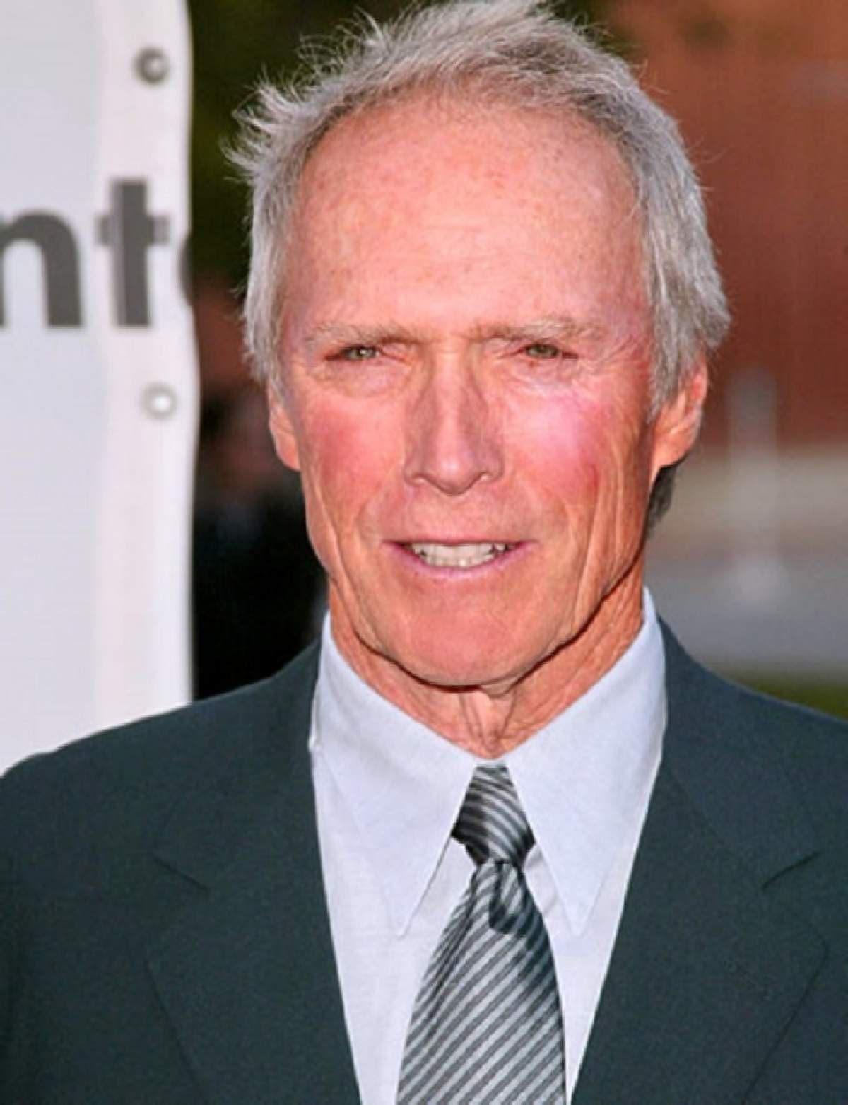 Celebrul actor Clint Eastwood i-a salvat viaţa unui bărbat care s-a înecat cu brânză