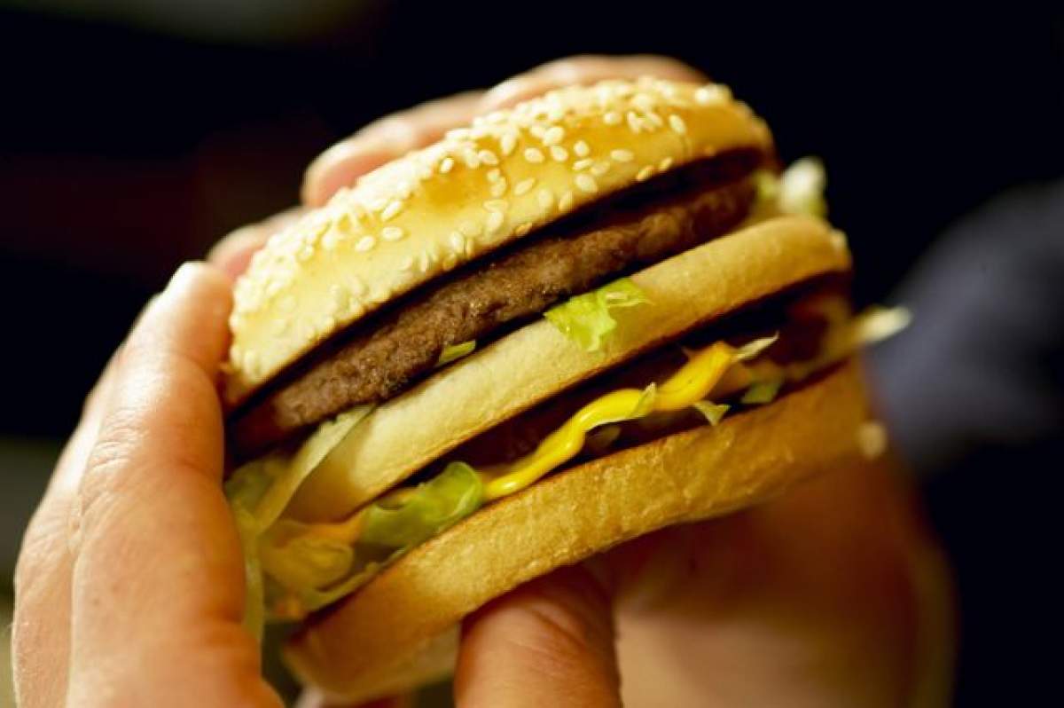Mănânci fast-food? Uite ce se întâmplă cu corpul tău de fiecare dată când te îndopi cu o bombă calorică