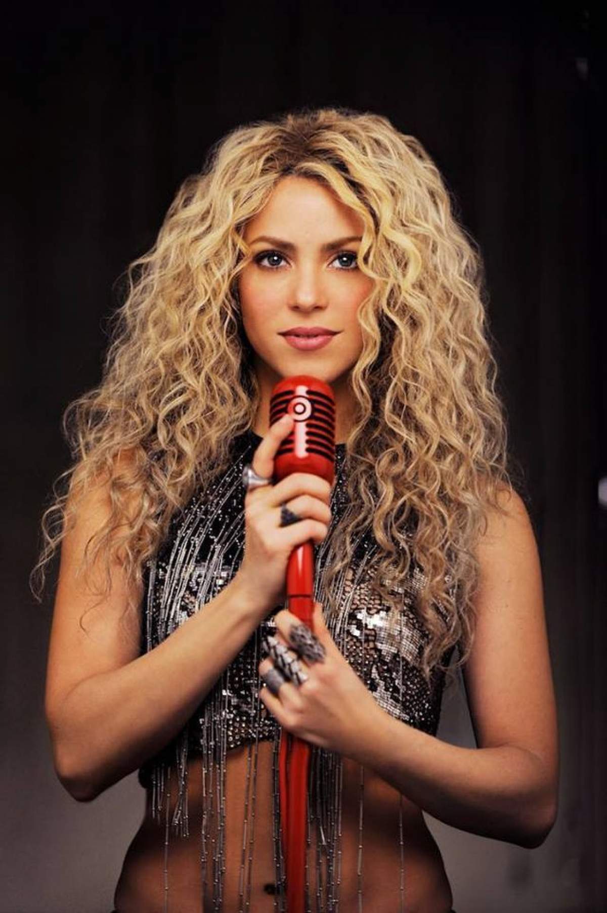 Shakira, în rochie de mireasă şi cu picioarele goale! Uite cât de sexy este blonda