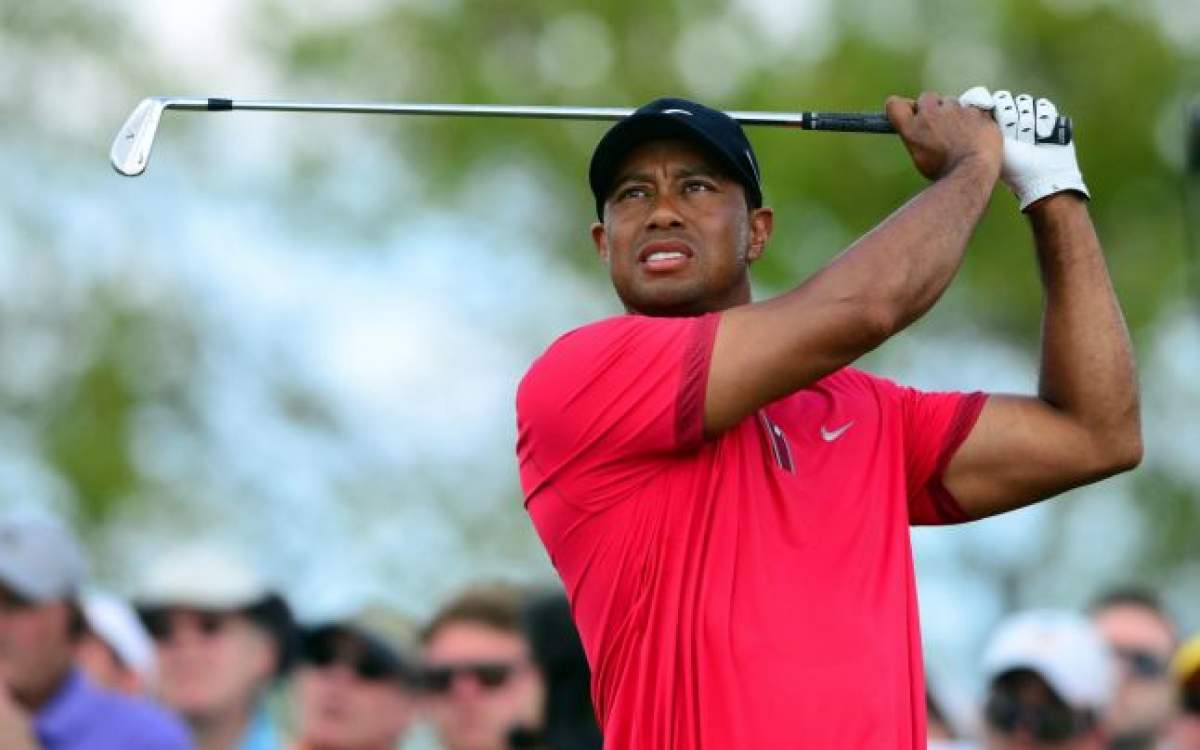 VIDEO Tiger Woods a comis-o! I-a spart capul unui spectator cu o minge de golf