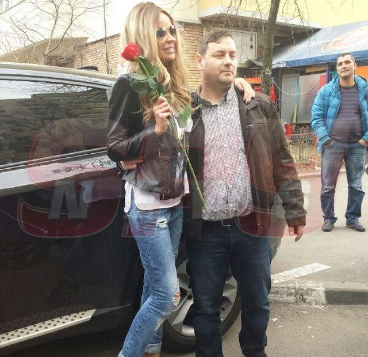 VIDEO Mai ceva ca o divă de la Hollywood! Bianca Drăguşanu, asaltată de bărbaţi pe stradă