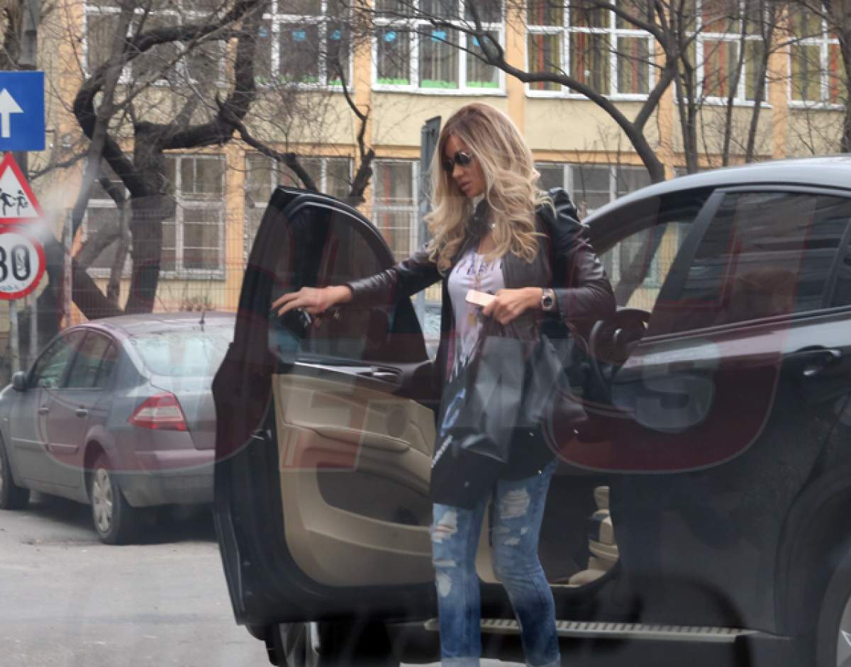 N-ai idee ce face Bianca în trafic când se plictiseşte! Vezi în ce ipostaze a fost surprinsă blonda