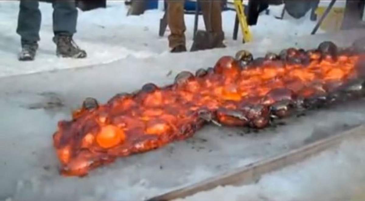 VIDEO SPECTACULOS! Uite ce se întâmplă când torni lavă fierbinte pe gheaţă