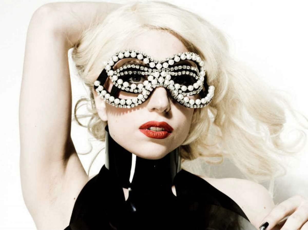 După ce le-a oferit fanilor un "show de vomă" la propriu, Lady Gaga s-a pozat goală, în cadă! Detaliul din apă care te va dezgusta