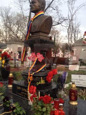 Imagini emoţionante de la mormântul lui Ion Dolănescu, la exact 5 ani de la moartea artistului!
