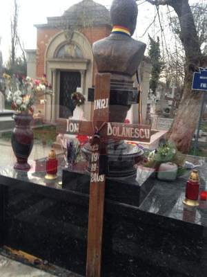 Imagini emoţionante de la mormântul lui Ion Dolănescu, la exact 5 ani de la moartea artistului!