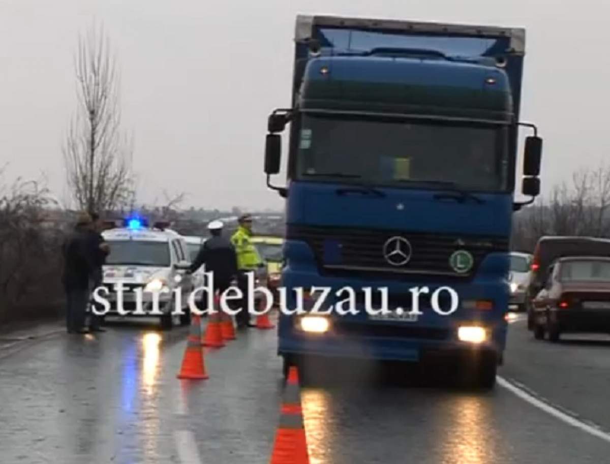 VIDEO Tragedie în Buzău! Un cameraman a fost spulberat pe şosea de o maşină în timp ce filma un accident!