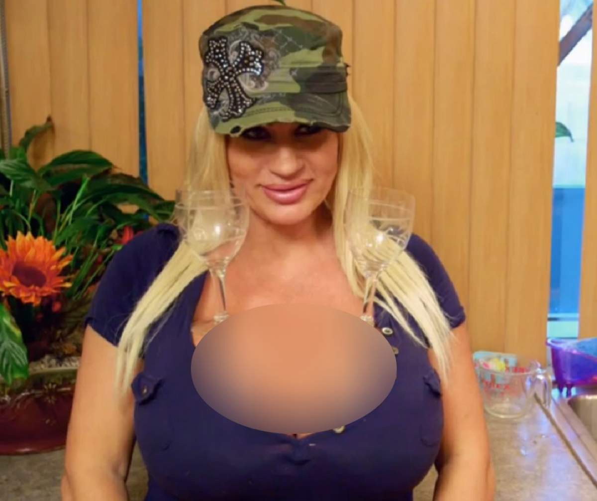 VIDEO Blonda asta vrea să intre în Cartea Recordurilor cu cei mai mari sâni din lume! A suferit 13 operaţii estetice, bustul ei străluceşte în întuneric