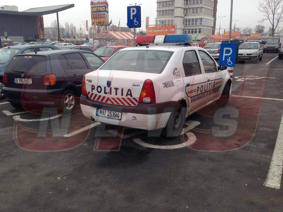 Poliţiştii, campioni la categoria "Am parcat ca un bou"! Campanie inedită împotriva şoferilor care-şi lasă maşinileîn mijlocul drumului!