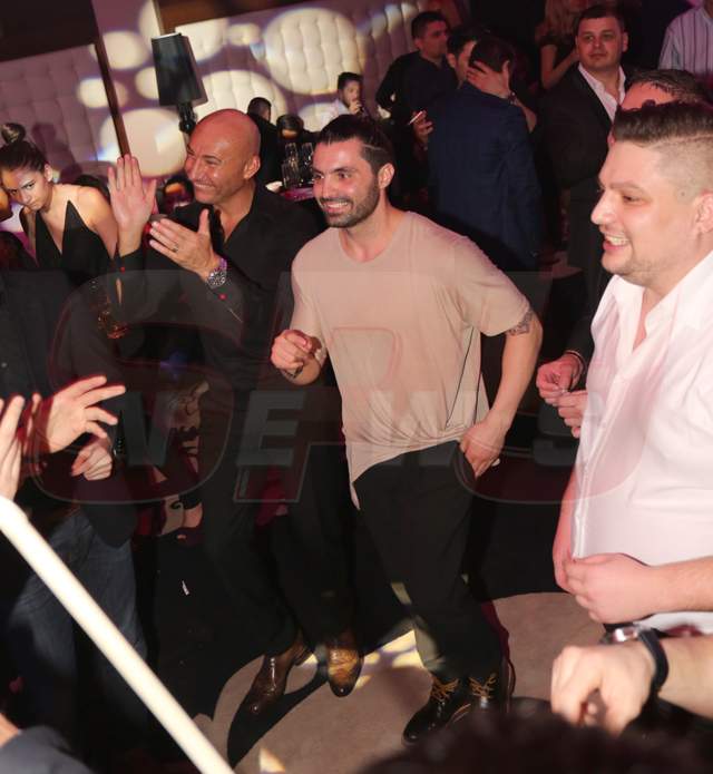 Un pahar de voie bună e de ajuns! Vezi cum aruncă Pepe cu bani la lăutari!