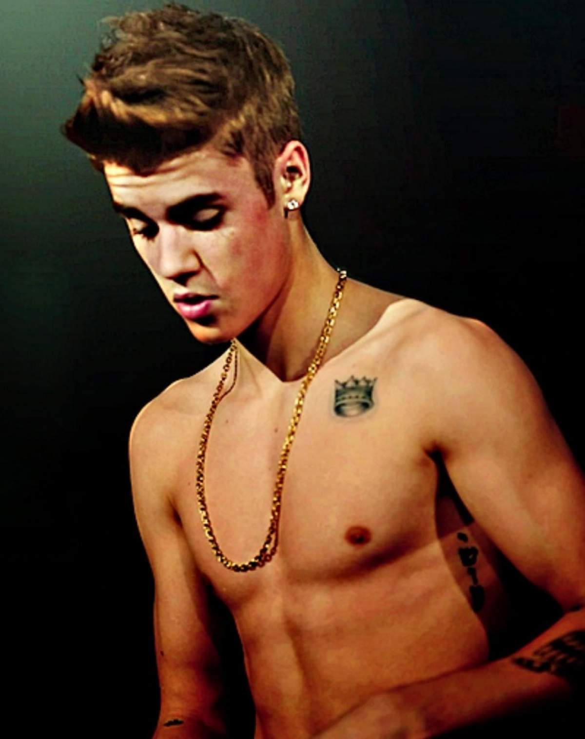 Justin Bieber şi-a făcut un tatuaj imens pe piept! Nu credeai că va avea curajul să-şi imprime pe corp aşa ceva!