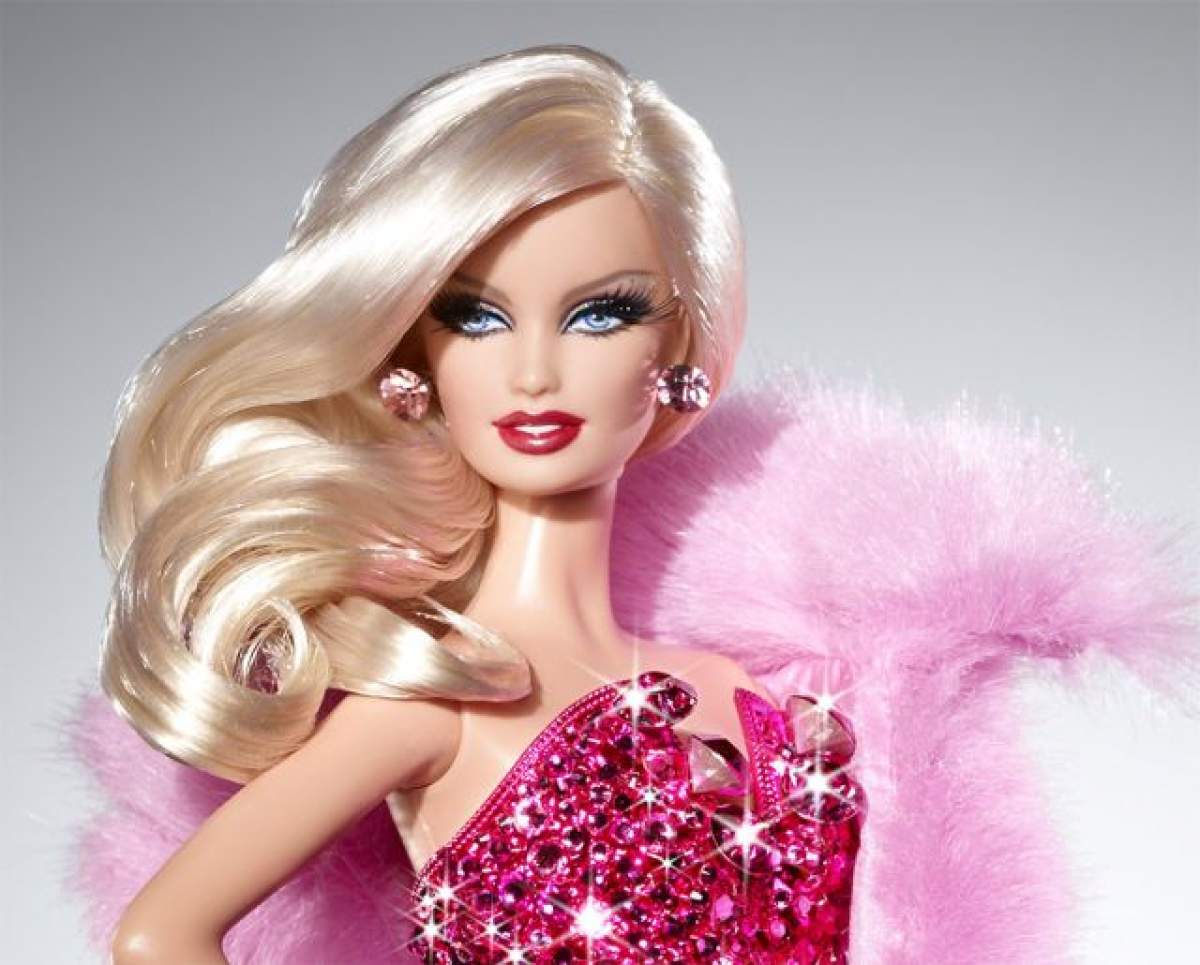 O nouă campanie o desfiinţează pe Barbie! Un grafician a prezentat cunoscuta păpuşă sub o cu totul altă formă decât până acum