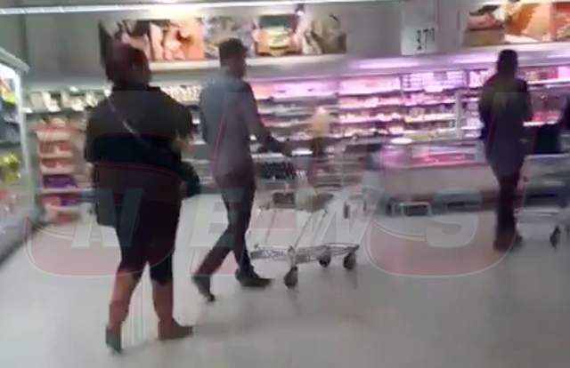 Şi-au lăsat fetiţa acasă şi au dat fuga la alimentară! Marius a scos-o pe Oana Roman la plimbare printre rafturile cu mezeluri