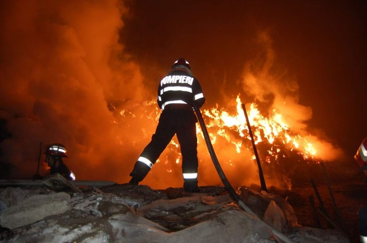 Incendiu de proporţii în Capitală! Şase imobile au fost cuprinse de flăcări!