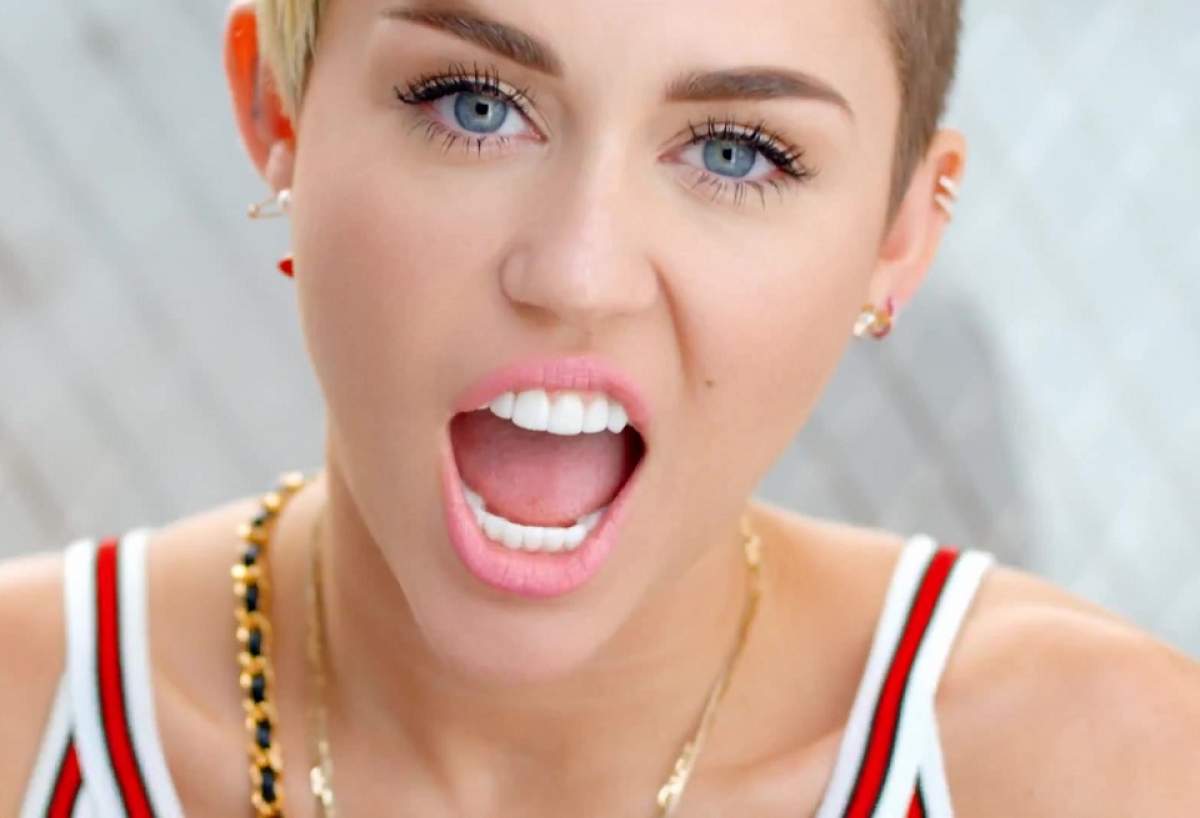 Credeai că a terminat să-şi şocheze fanii? Miley Cyrus a făcut un gest ieşit din comun pe scenă