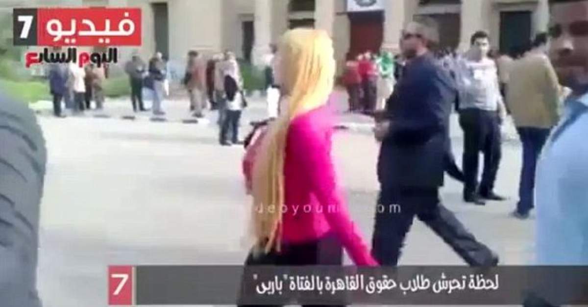 VIDEO ŞOCANT Cum au reacţionat studenţii când această blondă a apărut la facultate. Niciun bărbat nu s-a putut abţine