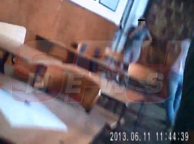 VIDEO EXCLUSIV Imagini şocante într-o şcoală din România! Profesoară bătută în clasă, de elevi!