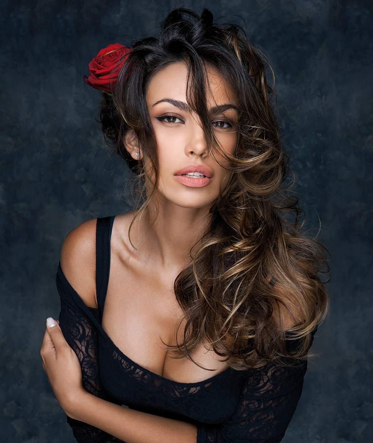 Mădălina Ghenea a încercat să pozeze sexy, însă prietenii i-au stricat poza! Uite cum se strâmbă