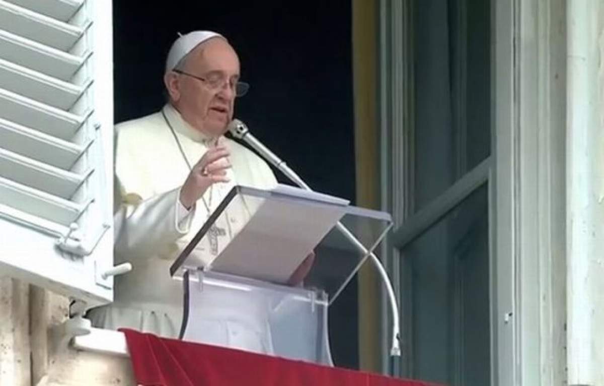 VIDEO Gafa monumentală făcută de Papa Francisc. Uite cum a i-a ieşit porumbelul pe gură Suveranului Pontif într-un discurs despre situaţia din Ucraina