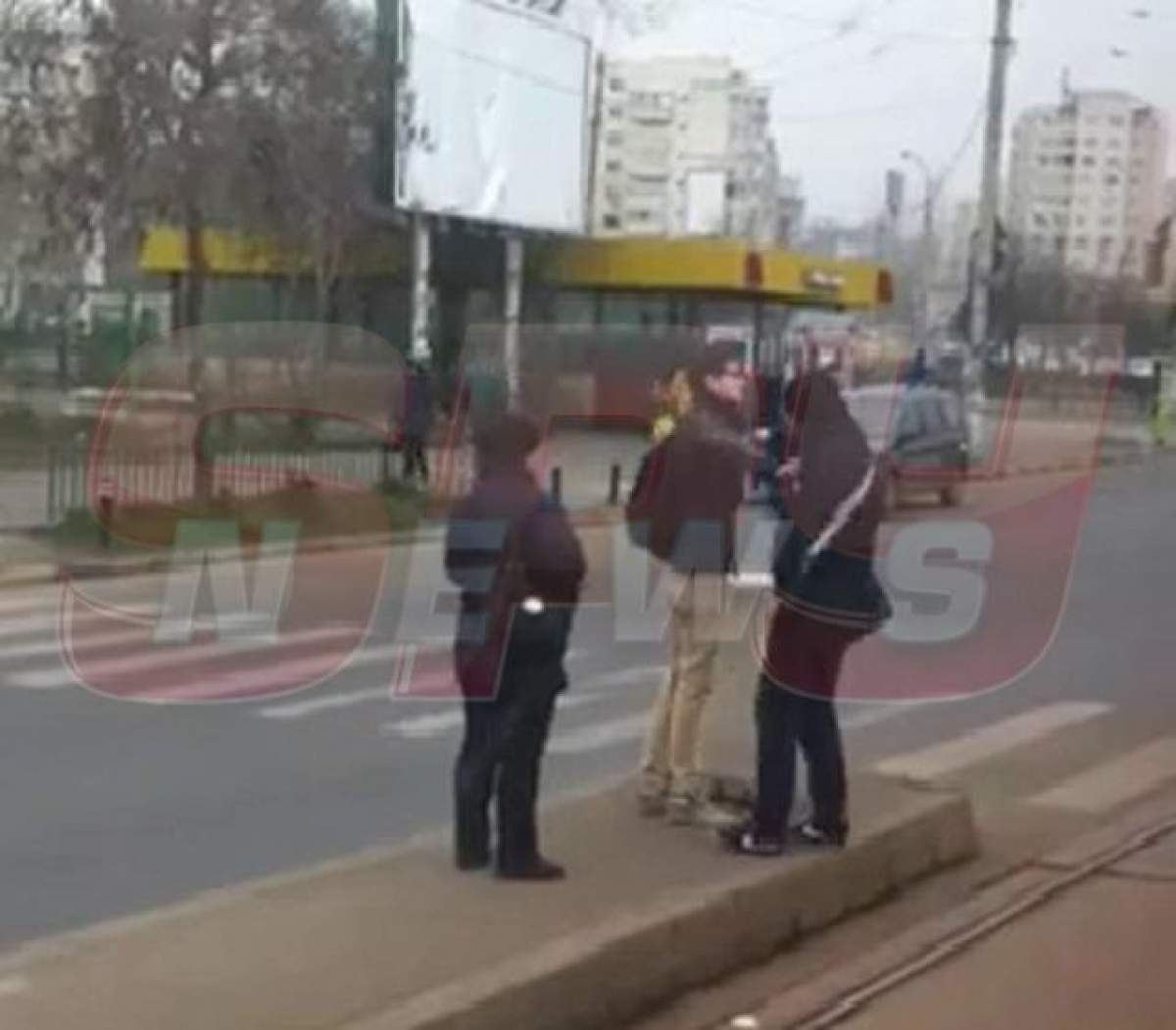 VIDEO Revoltător! Un călător este agresat fizic de un controlor de RATB în plină stradă!