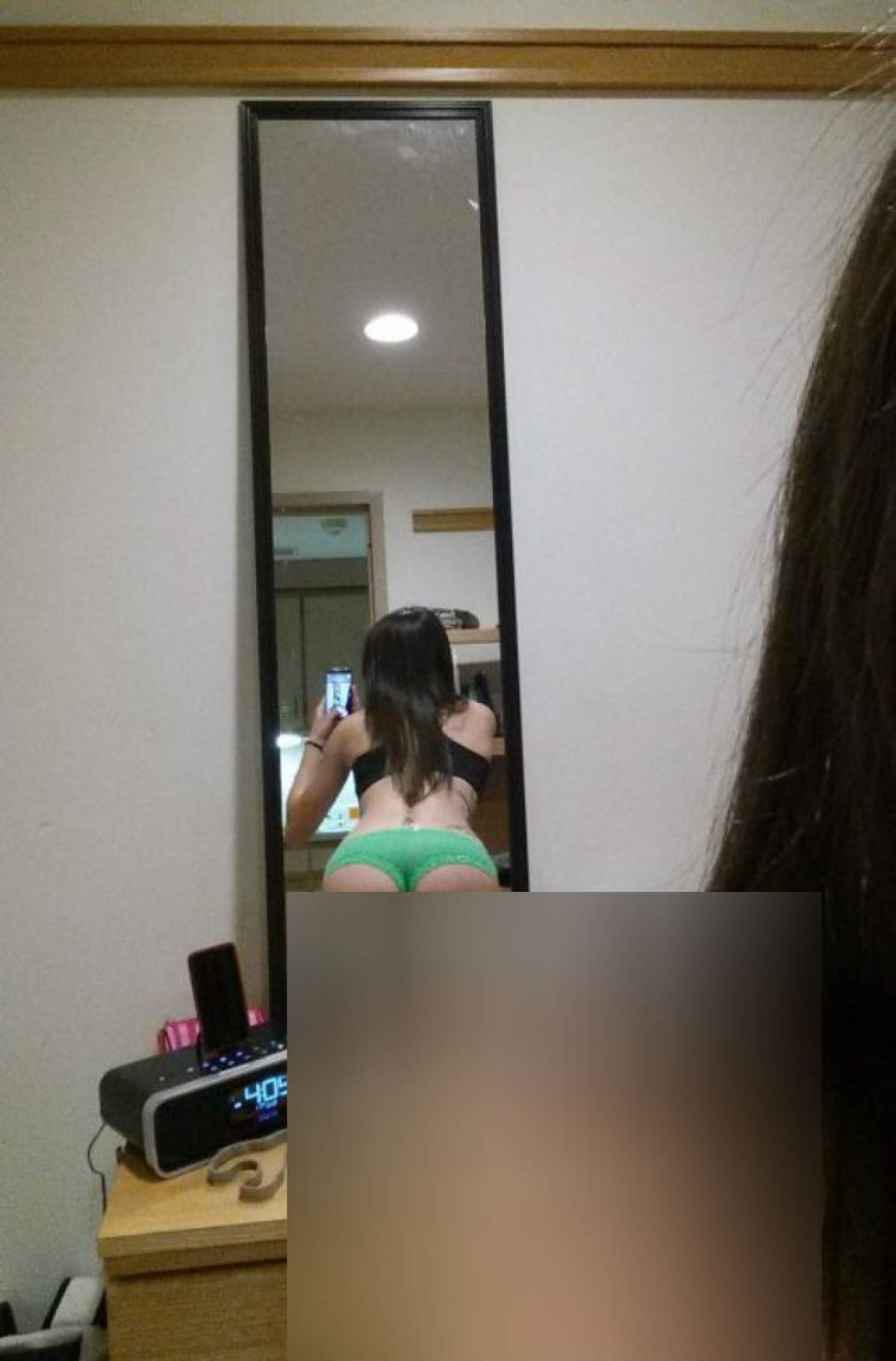 S-a crăcănat, s-a aplecat şi şi-a pozat fundul sexy, dar a omis detalii jenante! O să te scârbească!