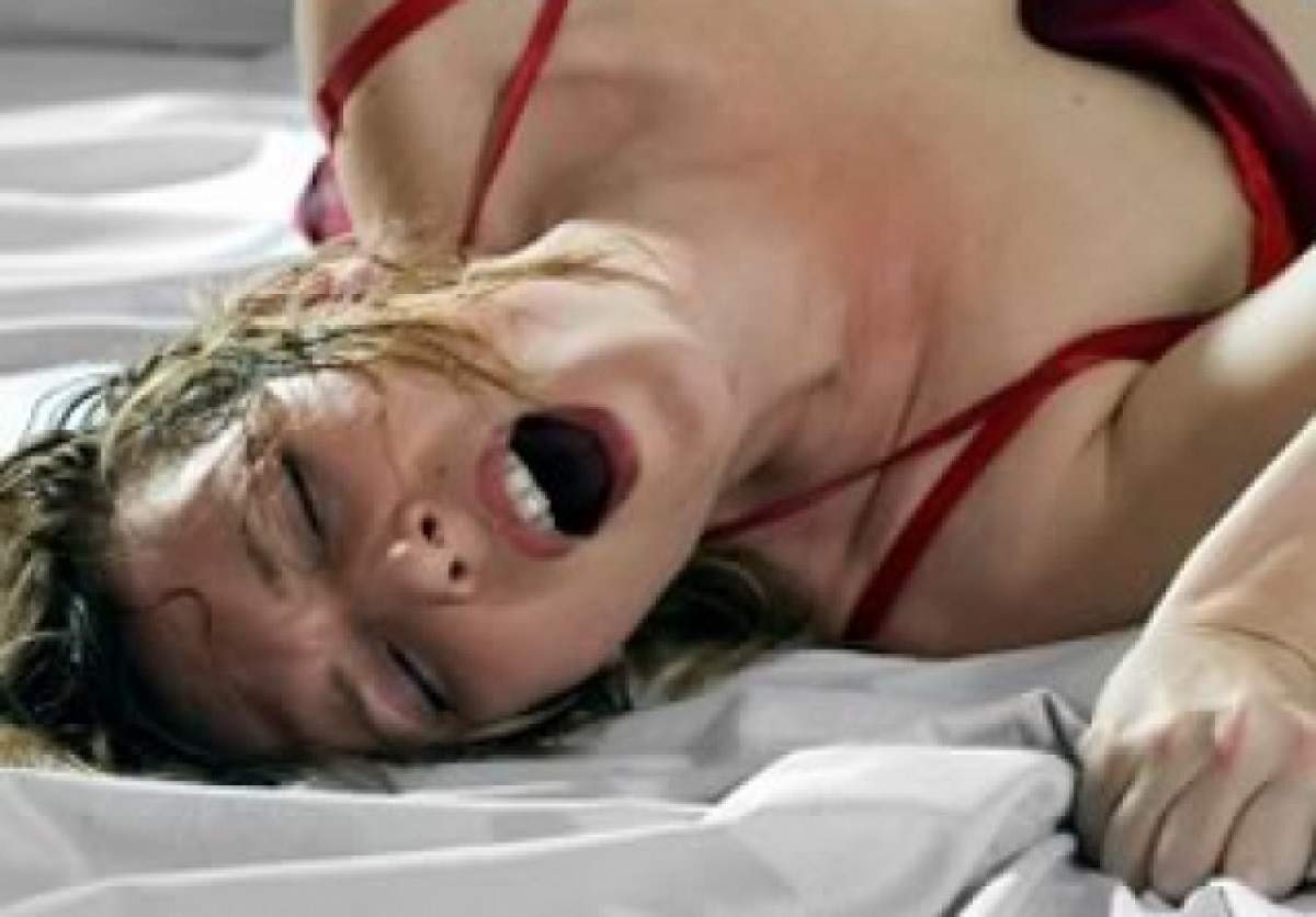 VIDEO INCREDIBIL O femeie are orgasm la o simplă atingere pe mână! Uite ce-i face bărbatul pentru a o aduce pe culmile plăcerii!