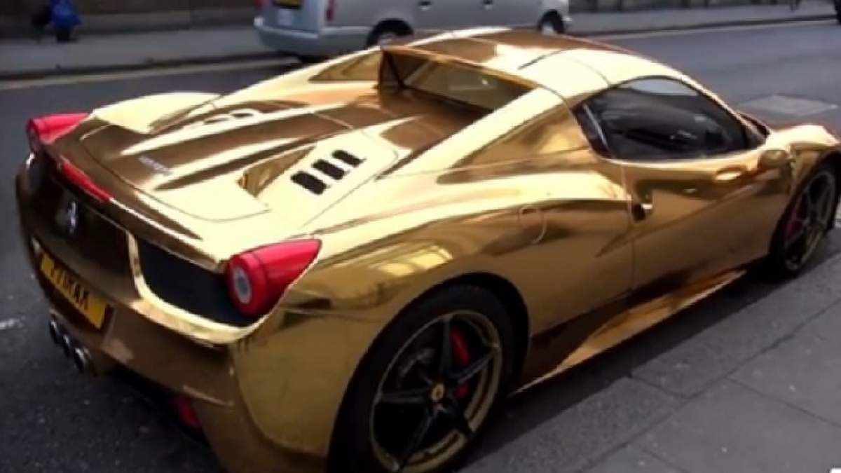 VIDEO Maşina asta face furori pe stradă, vezi cine şi-a îmbrăcat bolidul într-o folie specială de aur!
