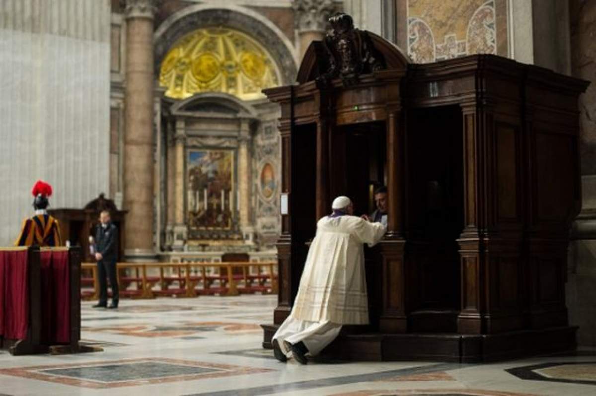 VIDEO La Vatican nu s-a mai întâlnit aşa ceva! Papa Francisc a uimit o lume întreagă când a făcut asta