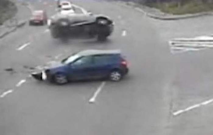 VIDEO Maşina mică răstoarnă jeep-ul mare! Accident spectaculos în Slatina