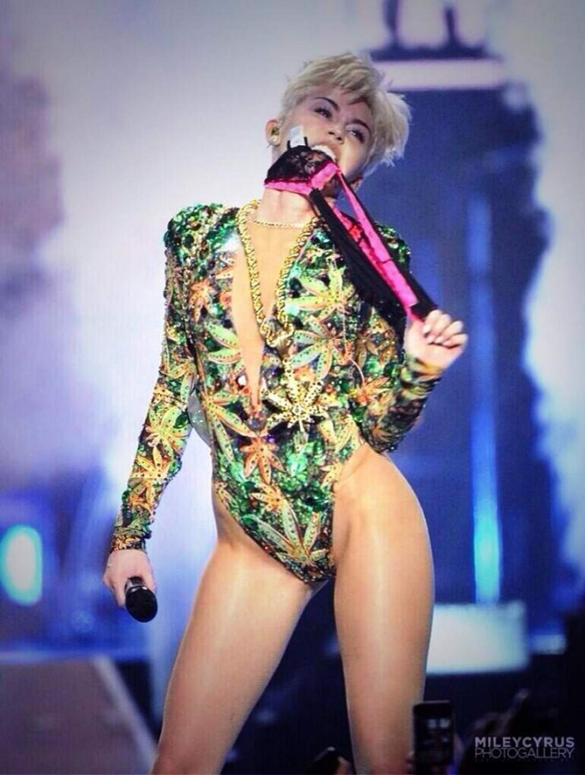 După sărutul franţuzesc cu Lady Gaga, a trecut la o brunetă! Miley Cyrus recunoaşte că e bisexuală?
