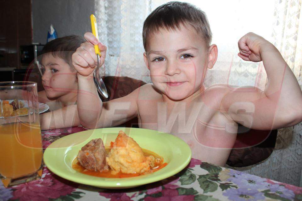 VIDEO "Micul Hercule", instructor pentru fratele mai mic! Vezi cum se antrenează cei doi copii!