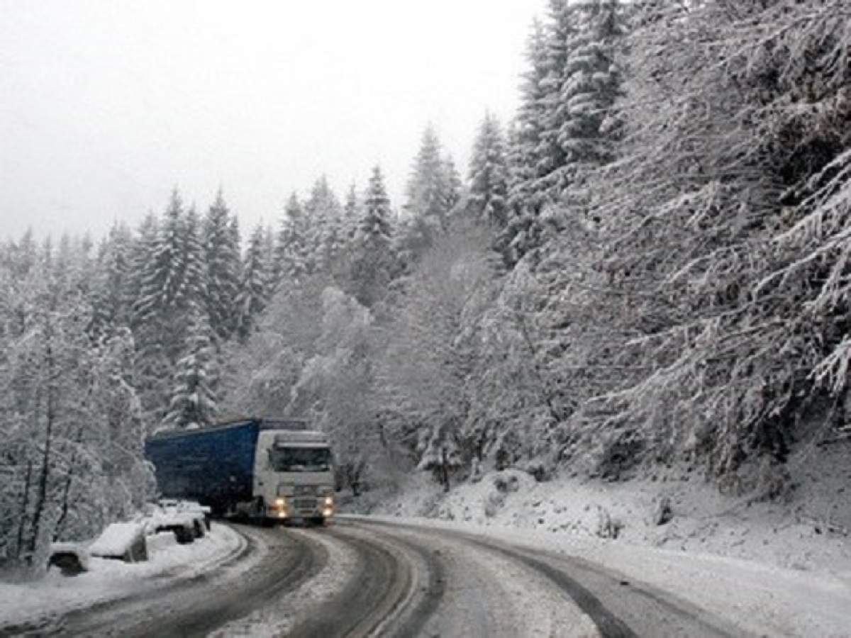 Ninge la munte! Drumurile sunt acoperite de zăpadă