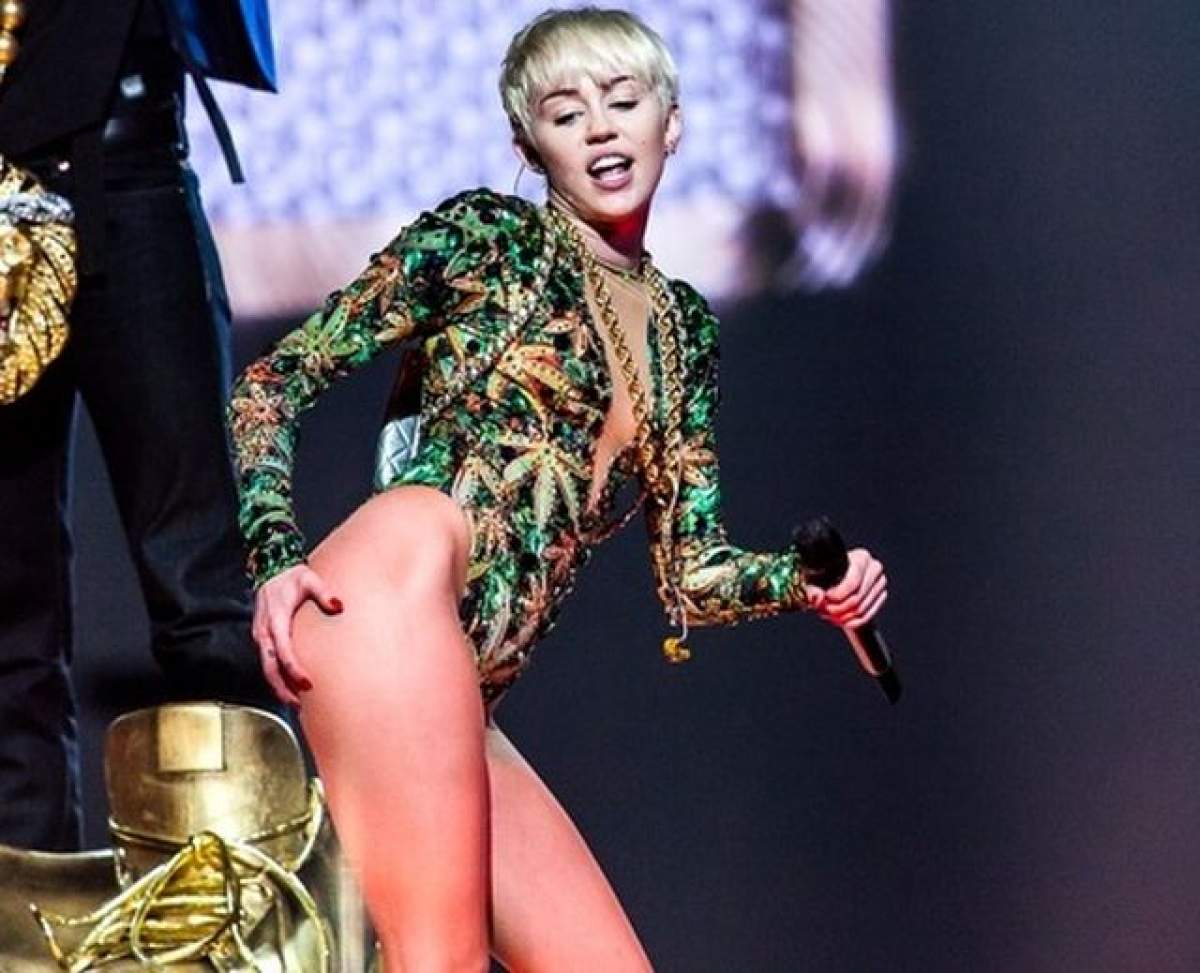 Unii au crezut că este îmbrăcată în pijama, alţii în haine de bărbat. Uite ţinuta cu care Miley şi-a oripilat fanii