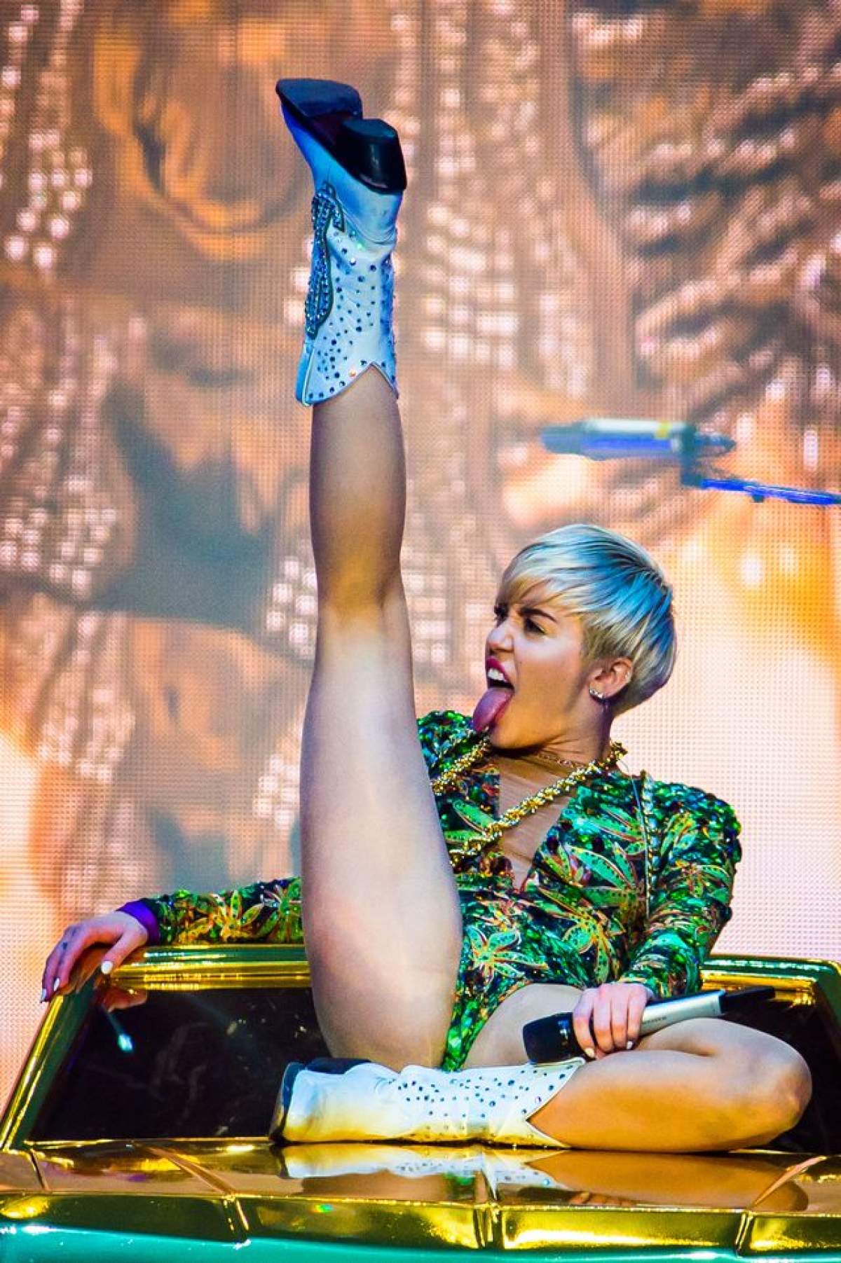 Le-a arătat fanilor aproape tot! Miley Cyrus are pietre preţioase în zona intimă!