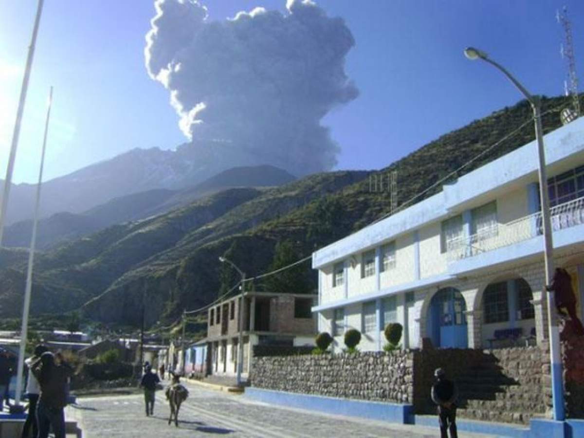 FOTO Vulcanul Ubinas a trimis gaze şi cenuşă la 4.000 de metri înălţime. Uite cum au surprins sateliţii acest fenomen spectaculos