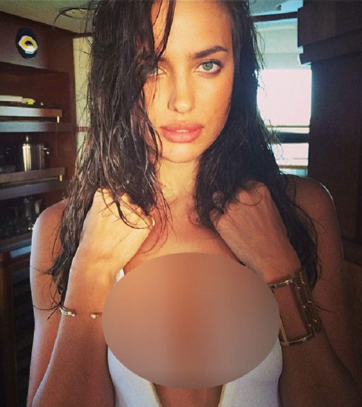 Irina Shayk, decolteu de senzaţie! Ronaldo este tare mândru de iubita lui, însă nu este de acord ca bruneta să-şi arate sânii în toată splendoarea