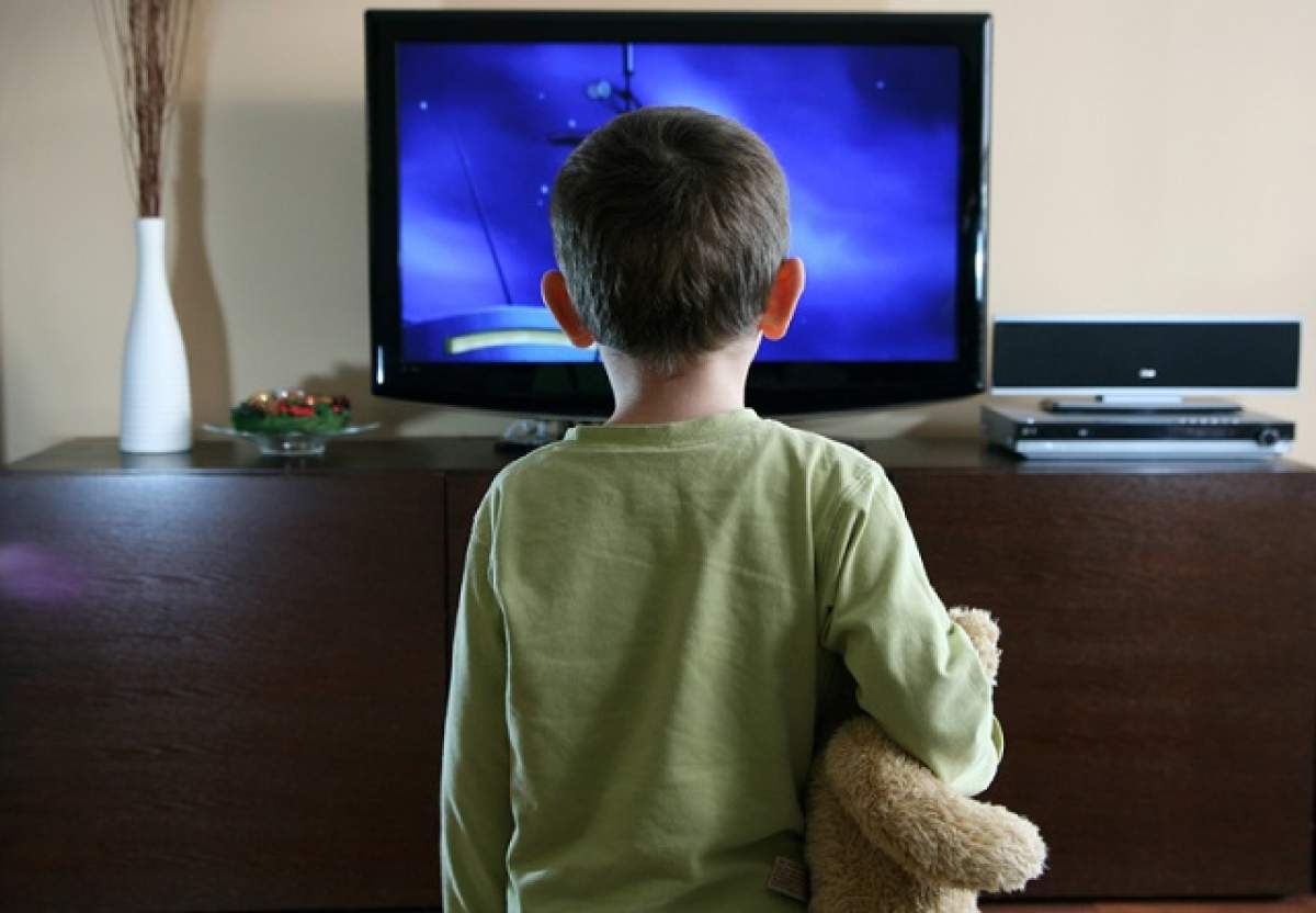Cât îi "costă" pe copii privitul la televizor şi care este diferenţa dintre băieţi şi fetiţe în această privinţă?